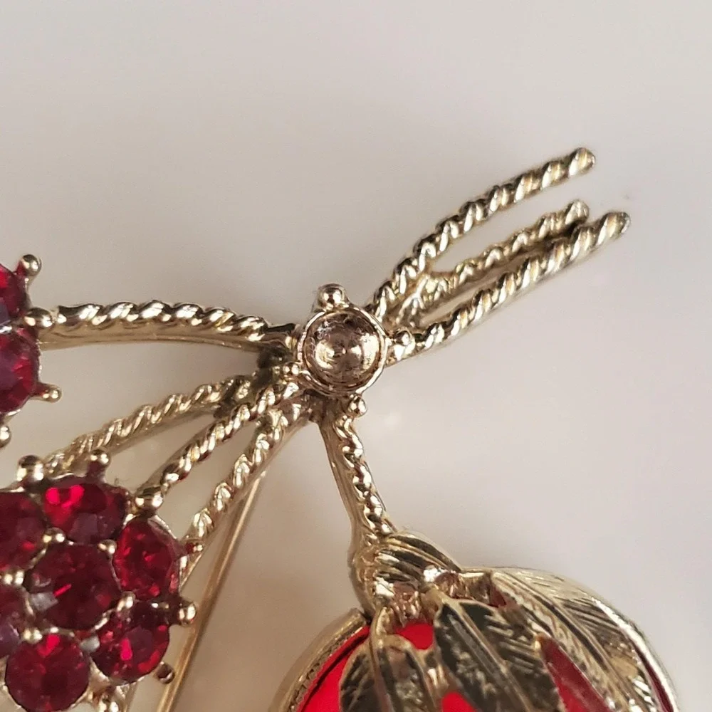 Sarah Coventry Vintage Red Strawberry Rhinestone Brooch Gold Tone Fruit Pin